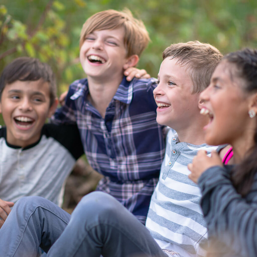 Lachende kinderen in de natuur.